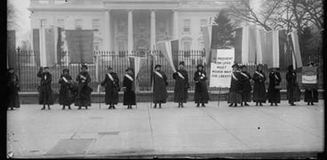مظاهرة نسائية أمام البيت الأبيض في عام 1917