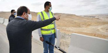 الرئيس عبدالفتاح السيسي يتابع أحد المشروعات القومية