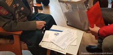 روسي شارك في الحرب العالمية الثانية يشارك في التصويت ويحتفل بمولده