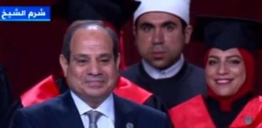 منار خلال تكريمها من الرئيس السيسي