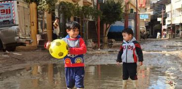 الأمطار حرمت الأطفال من لعب الكرة بسبب غياب الصرف