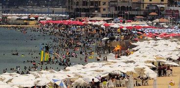 شواطئ الإسكندرية تتكدس برحلات اليوم الواحد "كاملة العدد"