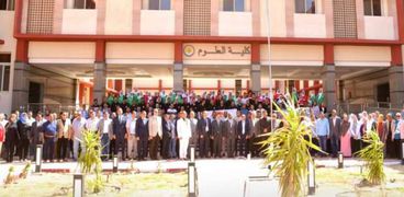 رئيس جامعة الوادي الجديد يشهد تحية العلم بمقر الجامعة الجديد