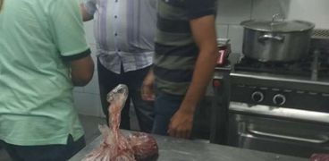 صحة الشرقية: إعدام ١٤٩ كجم أغذية فاسدة بمطعمين بالزقازيق