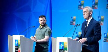 أمين عام حلف شمال الأطلسي «الناتو» ينس ستولتنبرج والرئيس الأوكراني