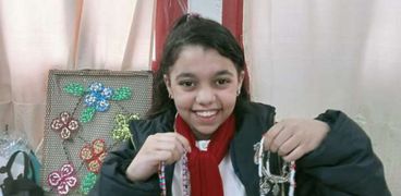 جودى بنت الإسكندرية خلال عرضها منتجاتها من المشغولات اليدوية