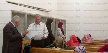 عميد كلية البنات الإسلامية بأسيوط يتفقد لجان الشفهى والتخلفات