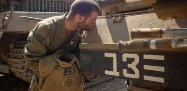 الجندي الإسرائيلي مع دبابة ميركافا
