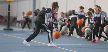 داخل أكاديمية نجوم كرة السلة لتعليم الفتيات مهارات اللعبة