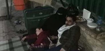 أسرة يمنية بالقاهرة تفترش الشارع بطفلها المريض