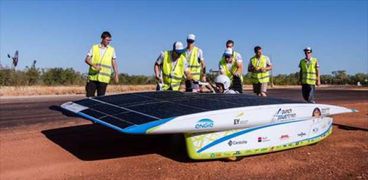 بالصور| 45 سيارة تتنافس بالسباق الدولي للطاقة الشمسية 2015 في إستراليا