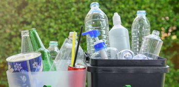 إعادة تدوير الزجاجات البلاستيكية