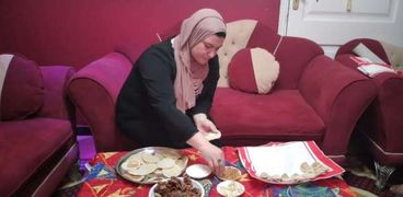 «الوطن» في منزل «أمينة الإيطالية» في أول أيام رمضان: عاملة قطايف ومحشي