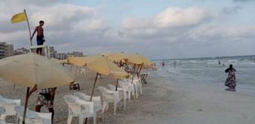الرايات الصفراء على شواطئ العجمي غرب الإسكندرية
