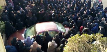 مئات الأقباط يحتشدون بمطرانية حلون لتشييع جثامين الشهداء