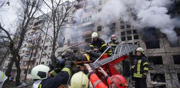 دخان يتصاعد من احد المباني في مدينة «كييف» الأوكرانية