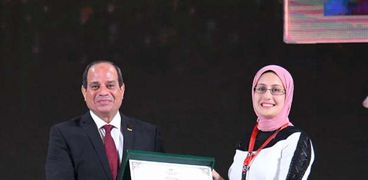 ايمان راغب رئيس اتحاد طلاب جامعة كفر الشيخ اثناء تكريمها من الرئيس