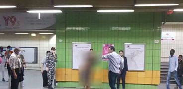 القبض على شاب عاري بأحد محطات مترو الأنفاق