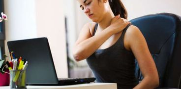 5 تمارين رياضية لحرق الدهون وعلاج آلام الظهر يمكن ممارستها في مكان العمل