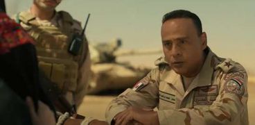 محمود عبد المغني في مشهد من مسلسل الكتيبة 101