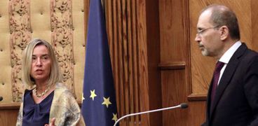 وزير الخارجية الأردني أيمن الصفدي والممثل الأعلى للشؤون الخارجية والسياسة الأمنية في الاتحاد الأوروبي ونائبة رئيس المفوضية الأوروبية فديريكا موجيريني