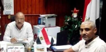 الدكتور سمير النيلى وكيل وزارة التربية والتعليم بمطروح خلال لقائة مع مدير إدارة المخازن بالمديرية
