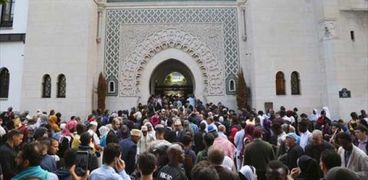 | ملايين المسلمين يؤدون صلاة العيد