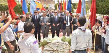 محافظ أسيوط يضع أكليل الزهور على النصب التذكاري لشهداء قرية بني عديات