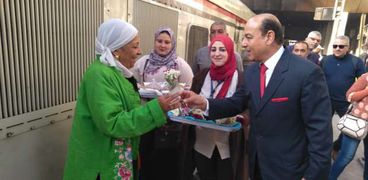 بالصور| عمال السكة الحديد يوزعون هدايا عيد الأم في القطارات