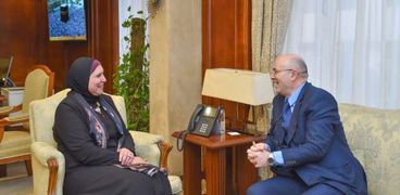 وزيرة التجارة والصناعة مع سفير المغرب بالقاهرة