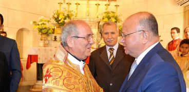 محافظ القاهرة يشارك الأرمن الكاثوليك والأرثوذكس قداس عيد القيامة