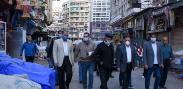 محافظ الإسكندرية يتفقد سوق الميدان بالمنشية  للتأكد من الاجراءات