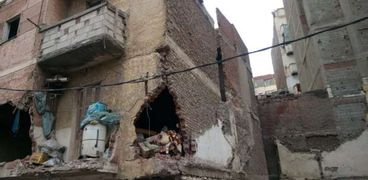 بالصور: سقوط أجزاء من عقار شرق الإسكندرية