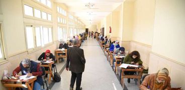 70 ألف طالب يؤدون امتحانات التيرم الأول بتجارة عين شمس «صور وفيديو»