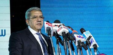 عمرو الجارحى وزير المالية - ارشيفية