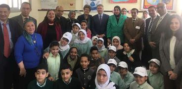 سفير كندا يتفقد مدرسة من مشروع "التعليم فى بيئة آمنة"