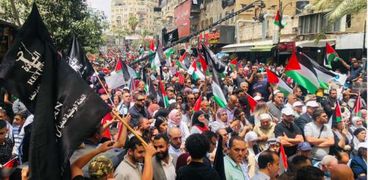 رفعوا رايات سوداء ومفاتيح.. مسيرة لآلاف الفلسطينيين بذكرى النكبة «صور»