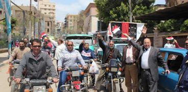 عمال غزل شبين الكوم ينظمون مسيرة حاشدة لدعم المشاركة في التعديلات