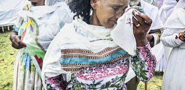 إثيوبية تبكى فرحاً بعد لقاء أقاربها من إريتريا للمرة الأولى منذ 20 عاماً «أ.ف.ب»