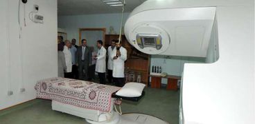 محافظ الإسكندرية يتفقد مركز ومستشفى أيادى المستقبل لعلاج الأورام بالمجان لغير القادرين