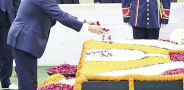 الرئيس السيسى يضع الورود على قبر الزعيم غاندى