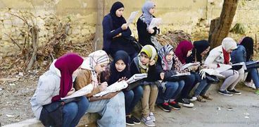 طالبات جامعة عين شمس يراجعن قبل دخول الامتحان