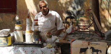 أسامة طبيب بيطرى يجلس فى سوق السيدة عائشة