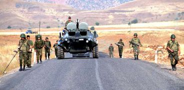 جنود أكراد أثناء تأمين أحد الطرق الرئيسية