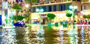 غرق الشوارع تسبب في تعطيل العمل بالإسكندرية