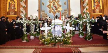 محافظ أسوان يشارك في صلاة الجنازة على جثمان نيافة «الأنبا هدرا»