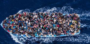 مهاجرون غير شرعيين على متن قارب