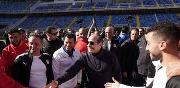الرئيس السيسي مع لاعبي منتخب مصر