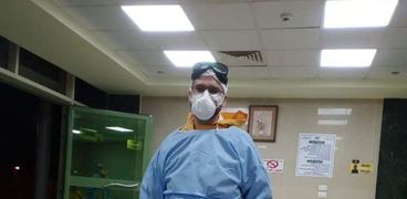 حسام طبيب عظام يتطوع في مستشفى العزل