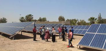 خلال زيارة وفد الشركات لمحطة صرف تعمل بالطاقة الشمسية